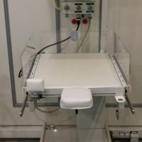 61492-TABLE DE REANIMATION NEONATALE MEDIPREMA ISIS AVEC RAMPE CHAUFFANTE RENOVE